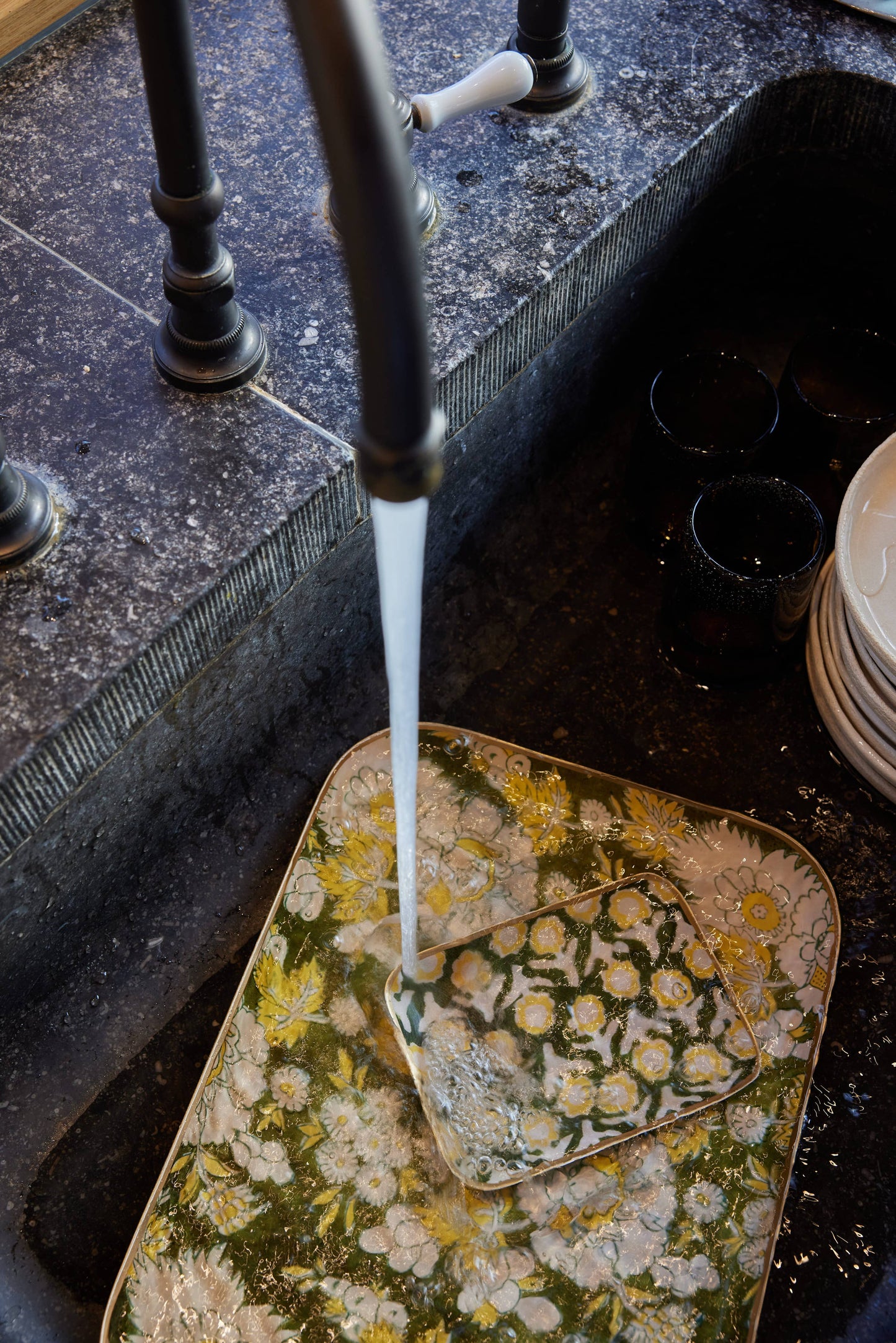 Plateau bohème avec fleurs en métal émaillé Vishnu vert